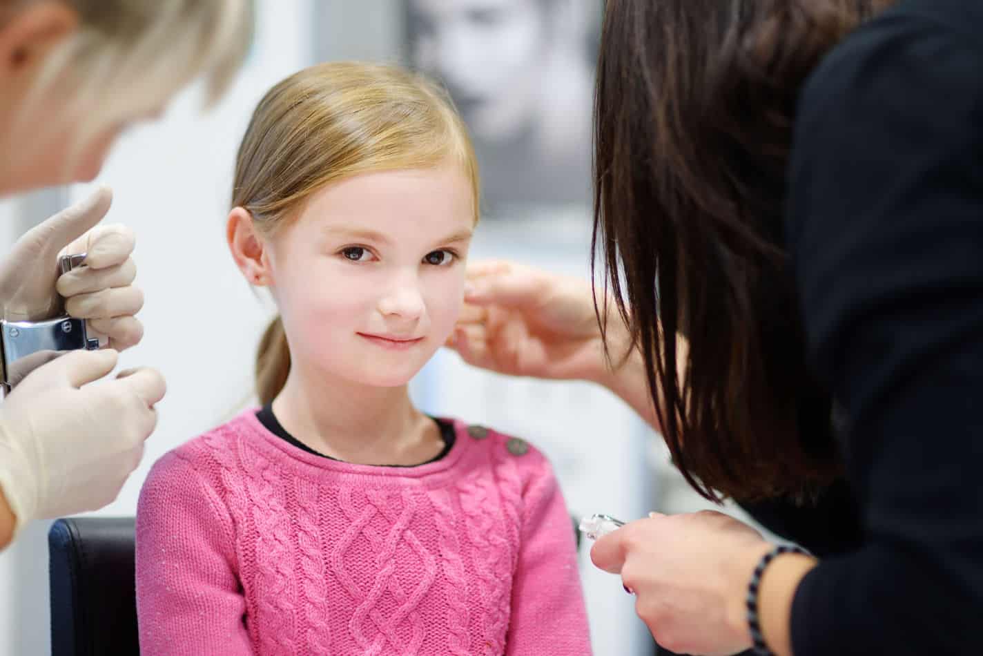 ¿Debería perforarse las orejas una niña de 7 años?