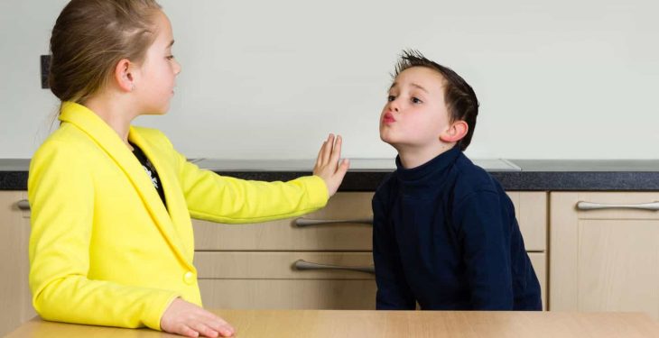 Cómo manejar a un niño de 7 años que se besa en los labios