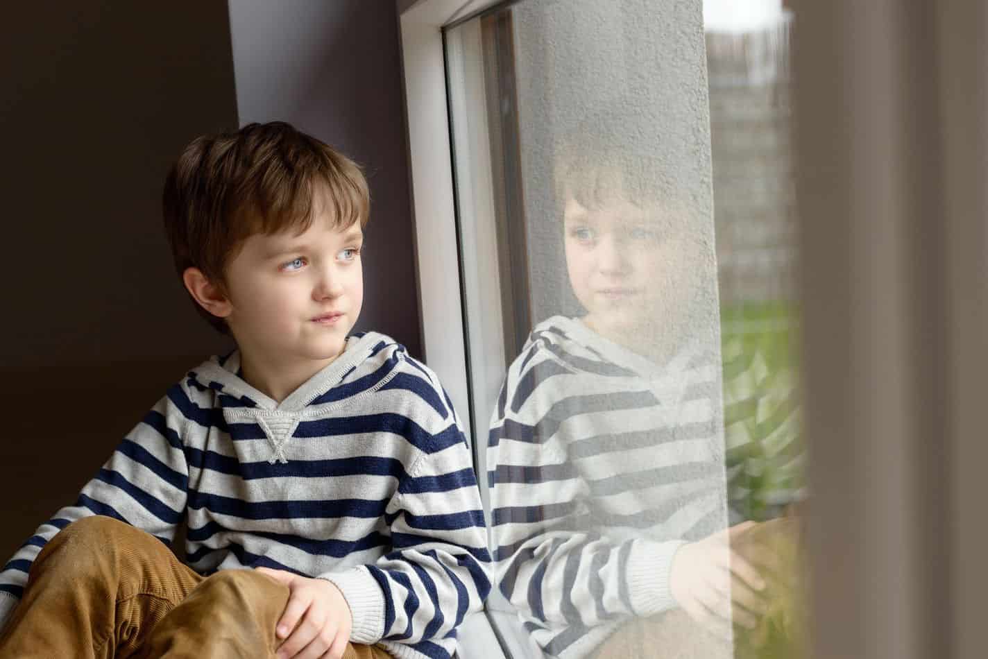 Es seguro y legal para un niño de 7 años quedarse solo en casa