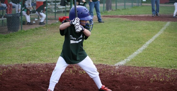 Cómo enseñar a un niño de 7 años a golpear una pelota de béisbol