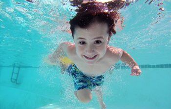 Cómo enseñar a un niño de 7 años a nadar