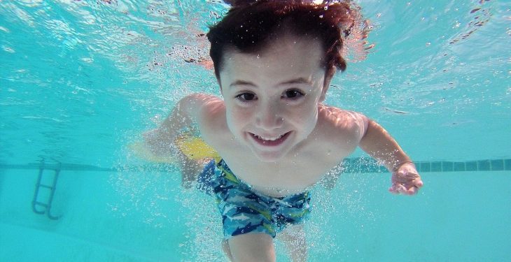 Cómo enseñar a un niño de 7 años a nadar