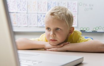 Cómo limitar el tiempo frente a la pantalla de un niño de 7 años