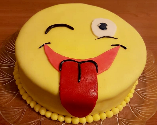 diseño de tarta emoji guiño con lengua