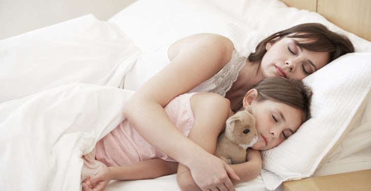 Cómo manejar a un niño de 7 años que aún duerme con sus padres