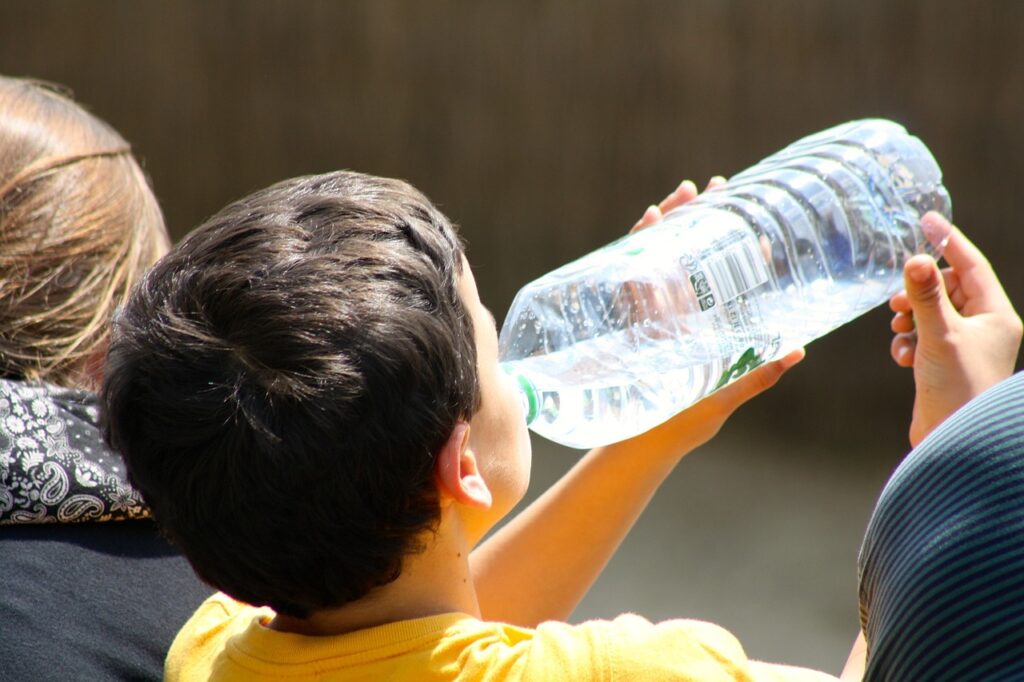 niño de 7 años bebiendo agua